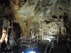 Petralona_cave_tourist_path